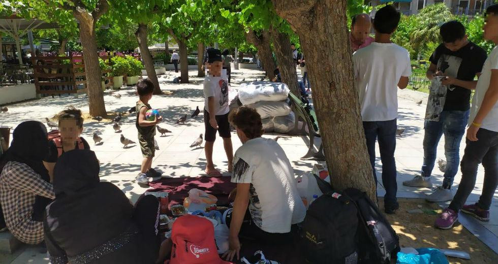 Στην πλατεία Βικτωρίας οι άστεγοι πρόσφυγες του Μηταράκη