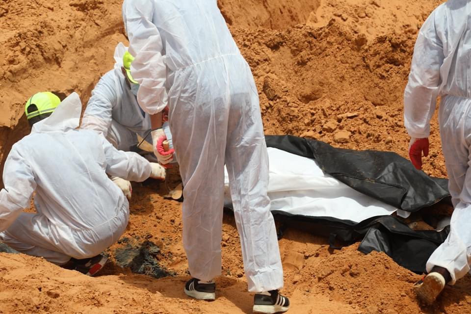 Λιβύη: Ομαδικοί τάφοι και 160 πτώματα σε νεκροτομείο