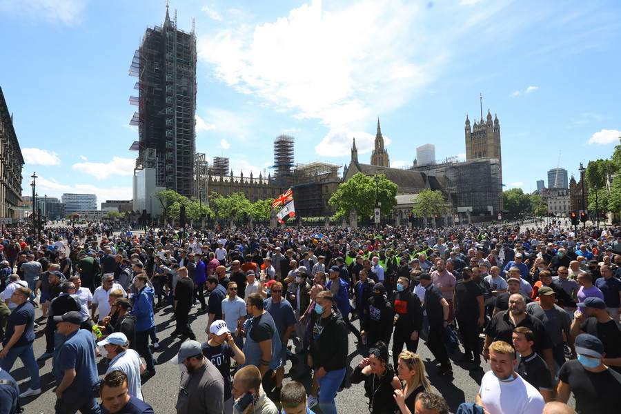 Μαζική αντιρατσιστική διαδήλωση στο Λονδίνο, αντιδιαδήλωση από ακροδεξιούς και στη μέση τα αγάλματα