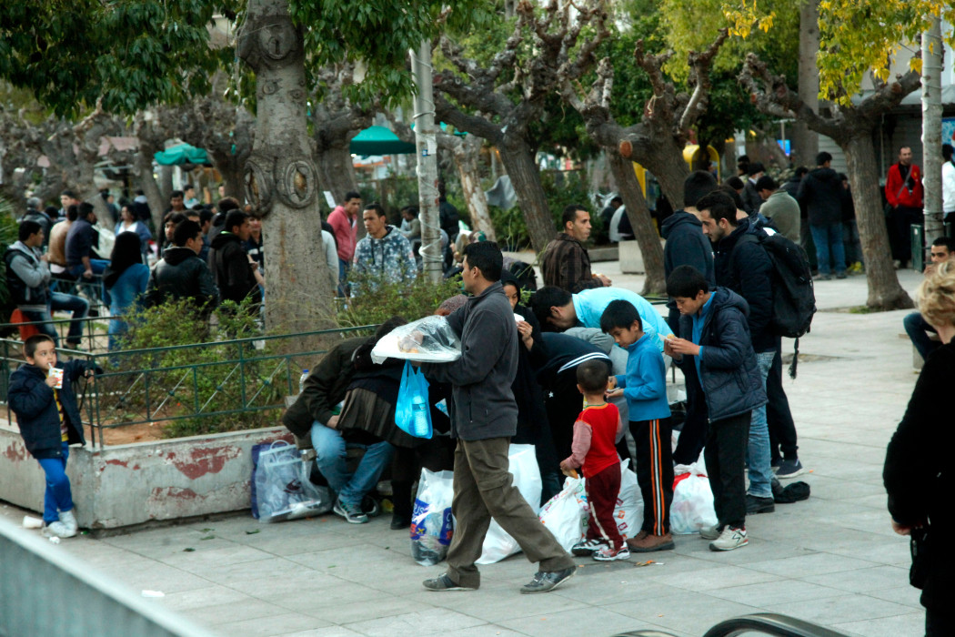 Στην πλατεία Βικτωρίας έχουν εγκαταλειφθεί δεκάδες πρόσφυγες