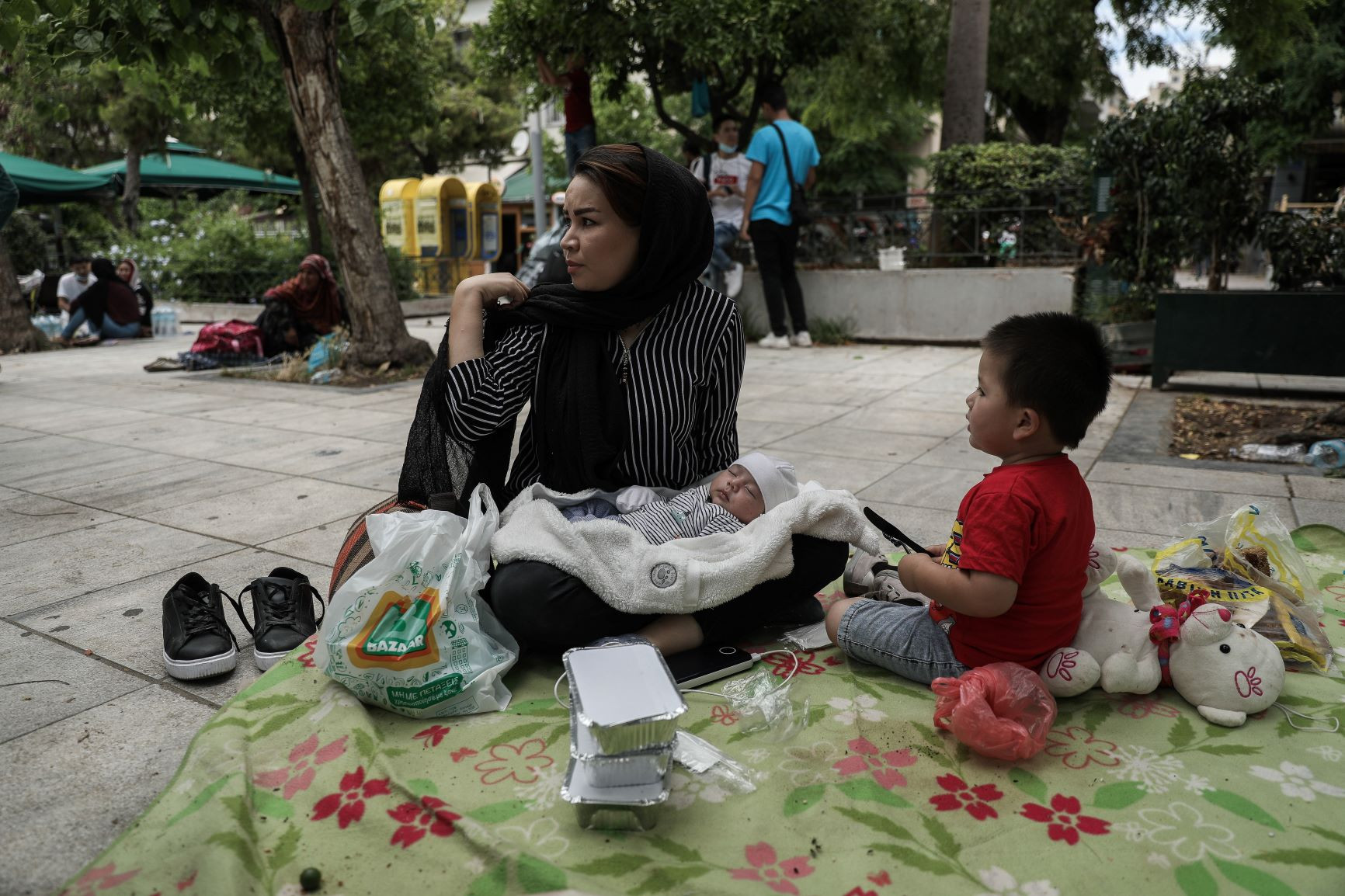 Άστεγοι πρόσφυγες στην πλατεία Βικτωρίας: Αντί για στέγη, αστυνομικοί…