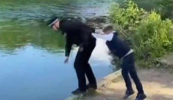 Πιτσιρικάς ξεγελά αστυνομικό και τον πετά σε λίμνη [ΒΙΝΤΕΟ]