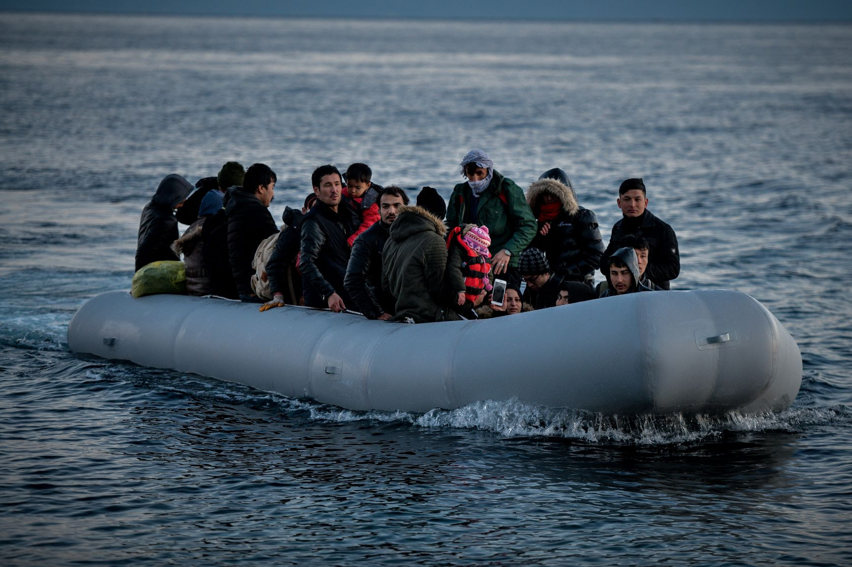 Spiegel: «Η Ελλάδα εγκαταλείπει πρόσφυγες στη θάλασσα»