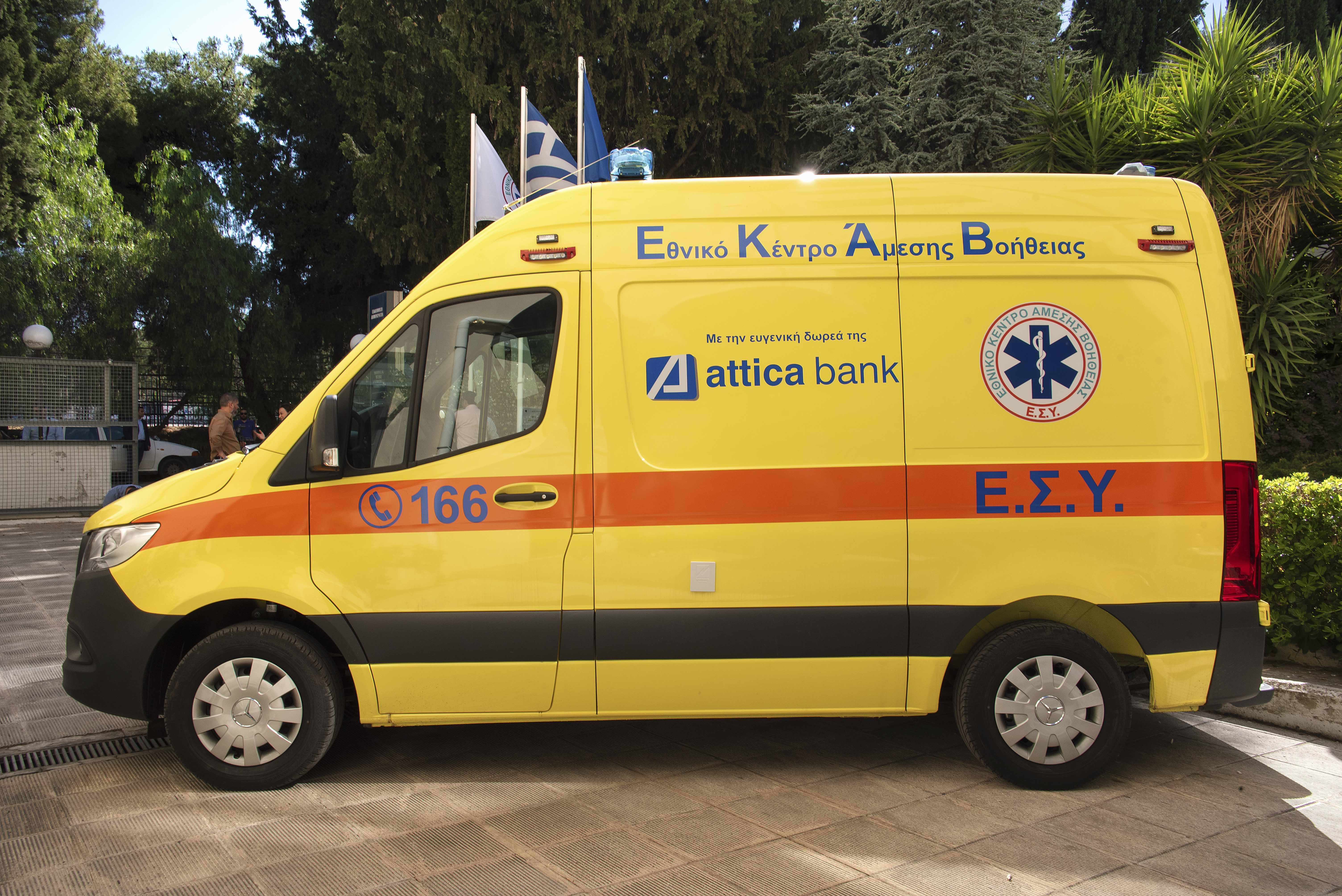Attica Bank: Παρέδωσε στο ΕΚΑΒ ένα ασθενοφόρο
