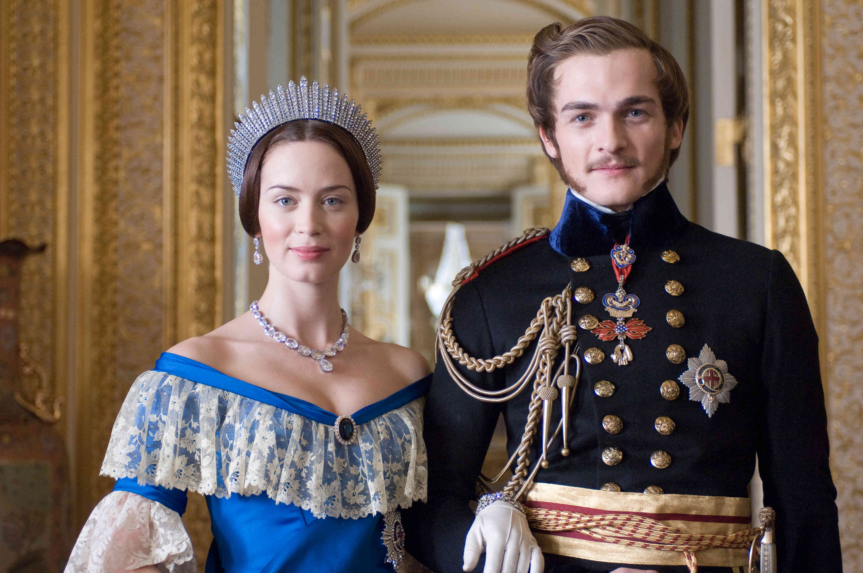 «Βασίλισσα Βικτώρια: Τα Χρόνια της Νιότης»: ο Ζαν-Μαρκ Βαλέ σκηνοθετεί την Έμιλι Μπλαντ