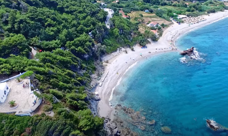 Η παραλία με το κατάφυτο φαράγγι και τους καταρράκτες στην άκρη της Ελλάδας [ΒΙΝΤΕΟ]