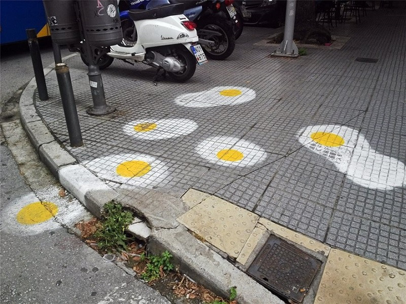Γιατί οι δρόμοι της Θεσσαλονίκης γέμισαν τηγανητά αυγά;