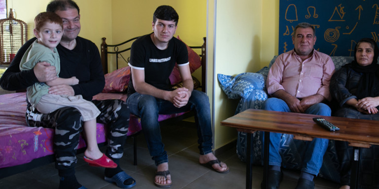 Πρόσφυγες περιθάλπουν τον Έλληνα σπιτονοικοκύρη τους – Έμεινε κατάκοιτος μετά από τροχαίο