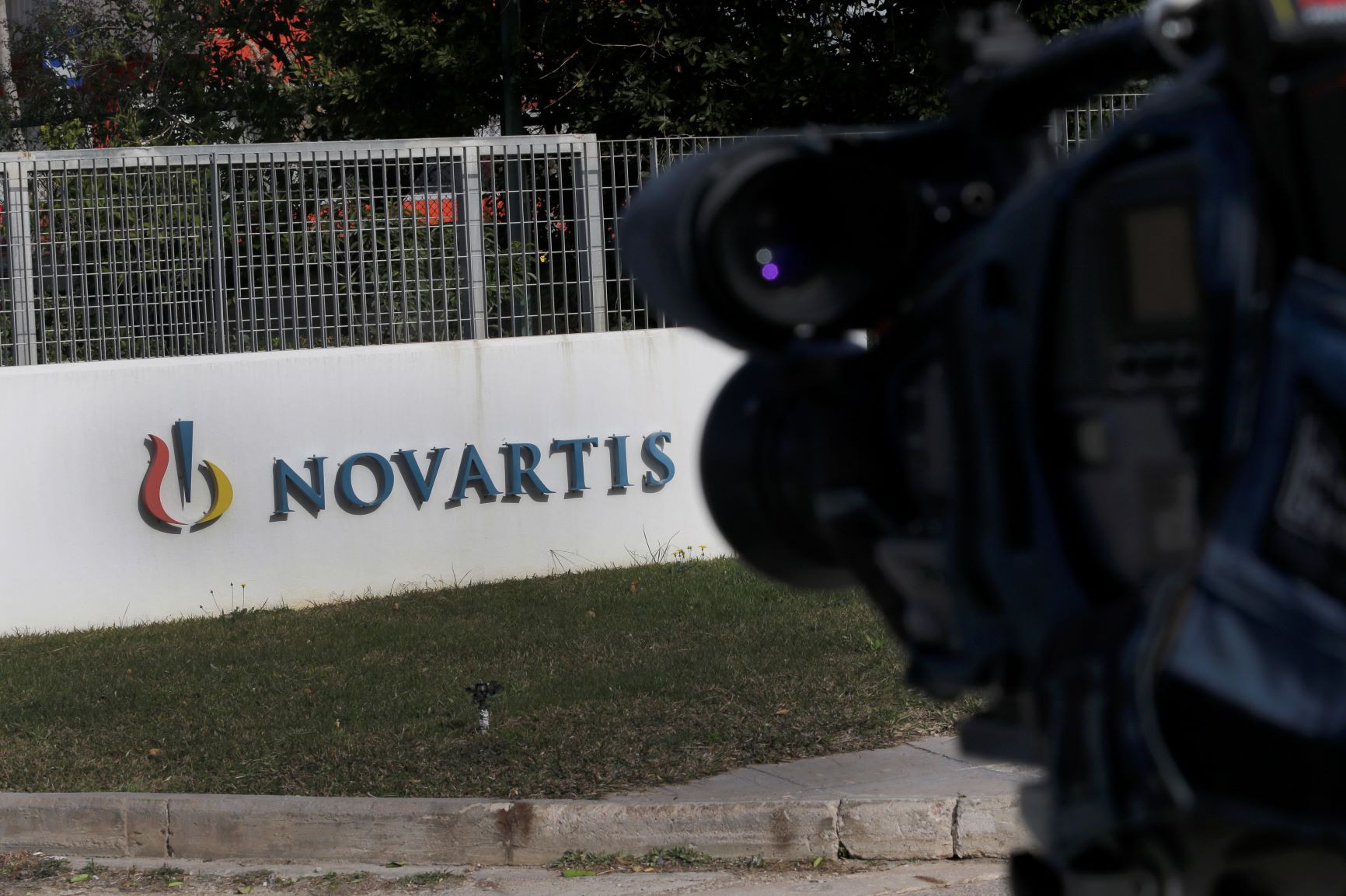 Ποιοι είναι οι «ξένοι αξιωματούχοι» που δωροδόκησε η Novartis;
