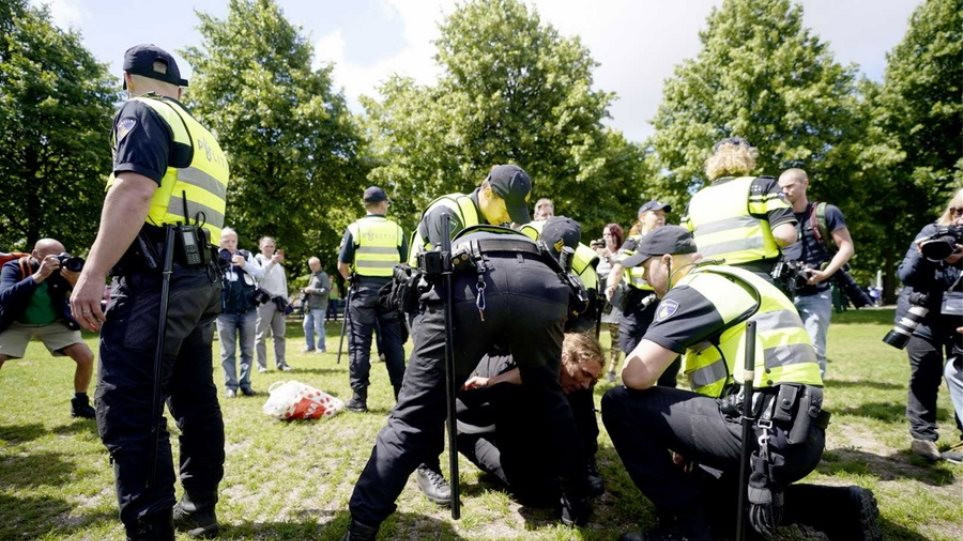 Δεκάδες συλλήψεις στη Χάγη σε διαδήλωση κατά των περιοριστικών μέτρων