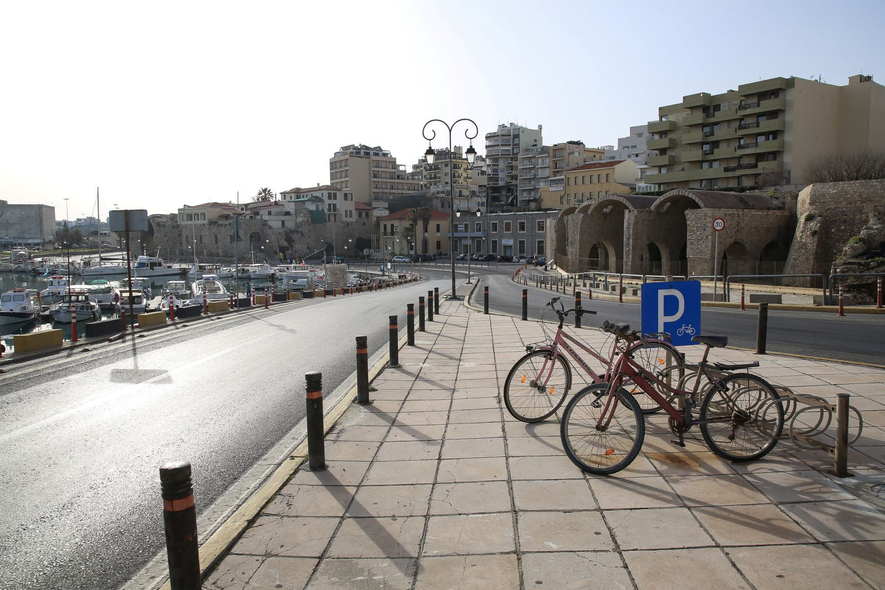 Κλείνουν συμβολικά εστιατόρια και καφέ την Πέμπτη στην Κρήτη