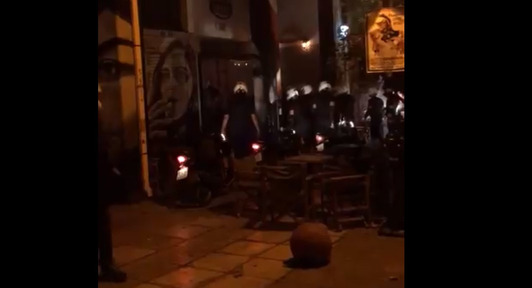 Εισβολή και αγριότητες της αστυνομίας σε καφετέριες στα Εξάρχεια [Βίντεο]