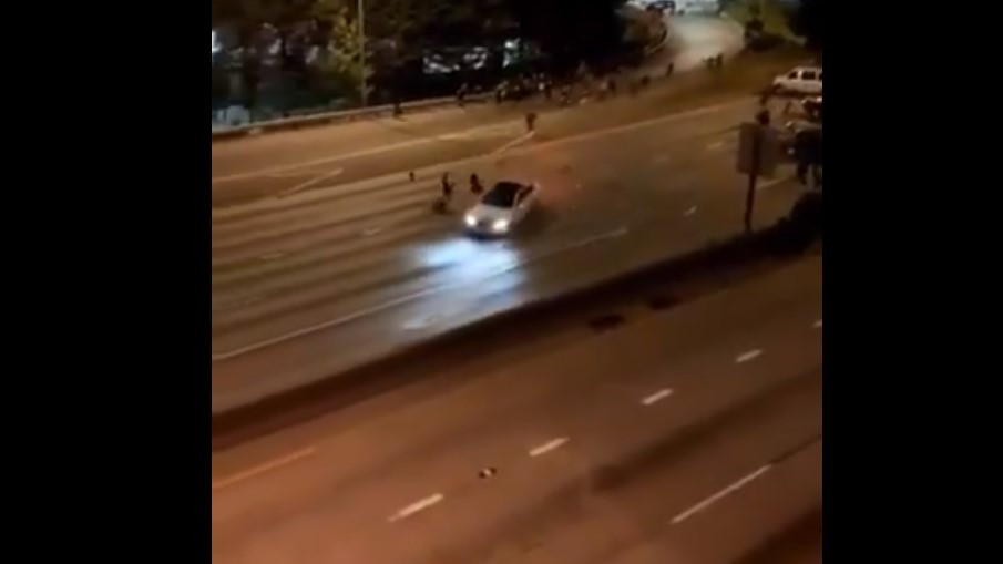 ΗΠΑ: Έριξε το αυτοκίνητό του πάνω σε διαδηλωτές [Βίντεο]