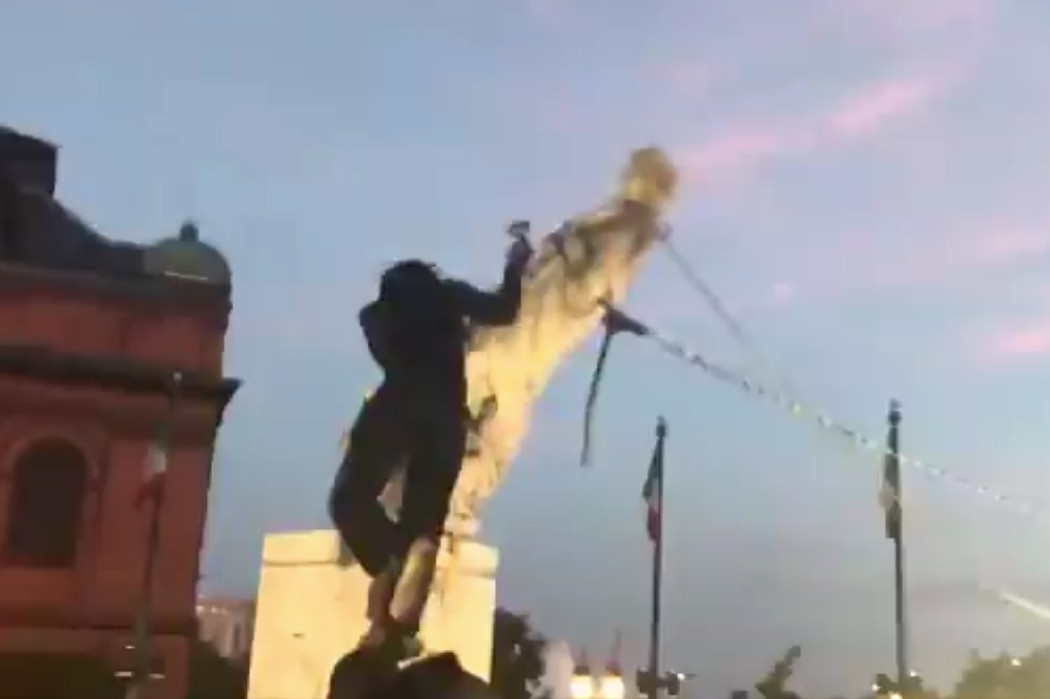 Διαδηλωτές στη Βαλτιμόρη έριξαν άγαλμα του Χριστόφορου Κολόμβου στη θάλασσα [Βίντεο]