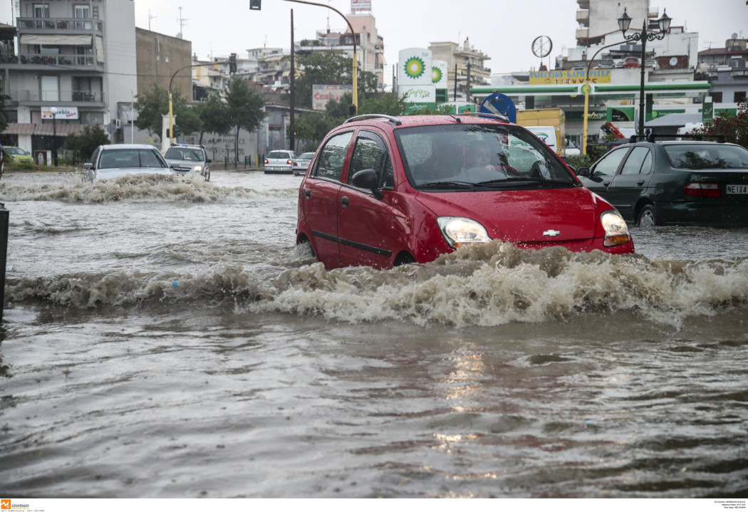 Θεσσαλονίκη: Σφοδρή καταιγίδα έριξε τη θερμοκρασία 15 β. Κελσίου