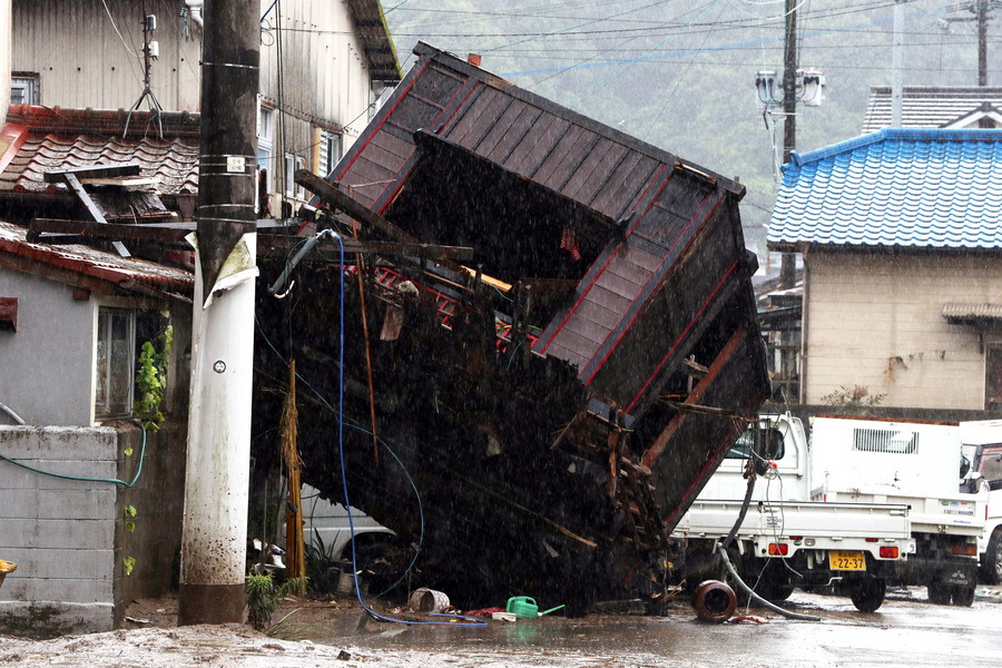 Δεκάδες νεκροί από πλημμύρες στην Ιαπωνία – Εικόνες καταστροφής [Βίντεο]