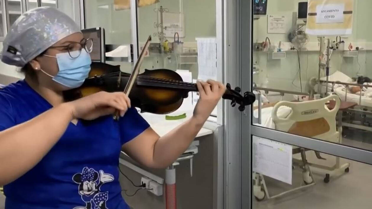 Νοσηλεύτρια παίζει βιολί σε ασθενείς κοροναϊού [ΒΙΝΤΕΟ]
