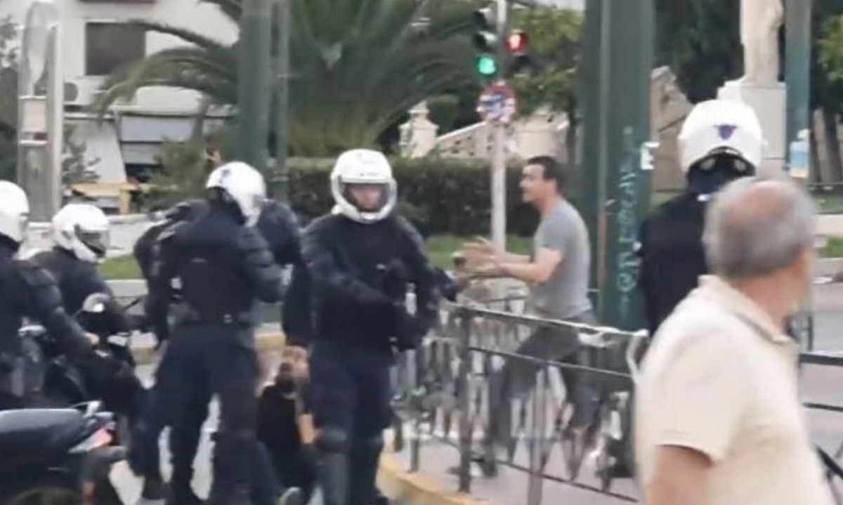 Αστυνομικοί με μηχανές κυνηγούν διαδηλωτές [Βίντεο]