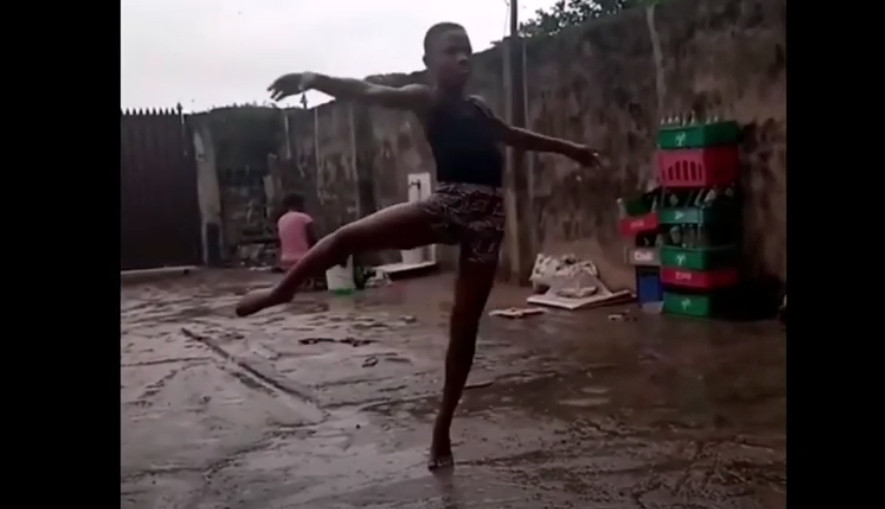 Νιγηρία: 11χρονος χορεύει ξυπόλητος μπαλέτο στη βροχή [Βίντεο]