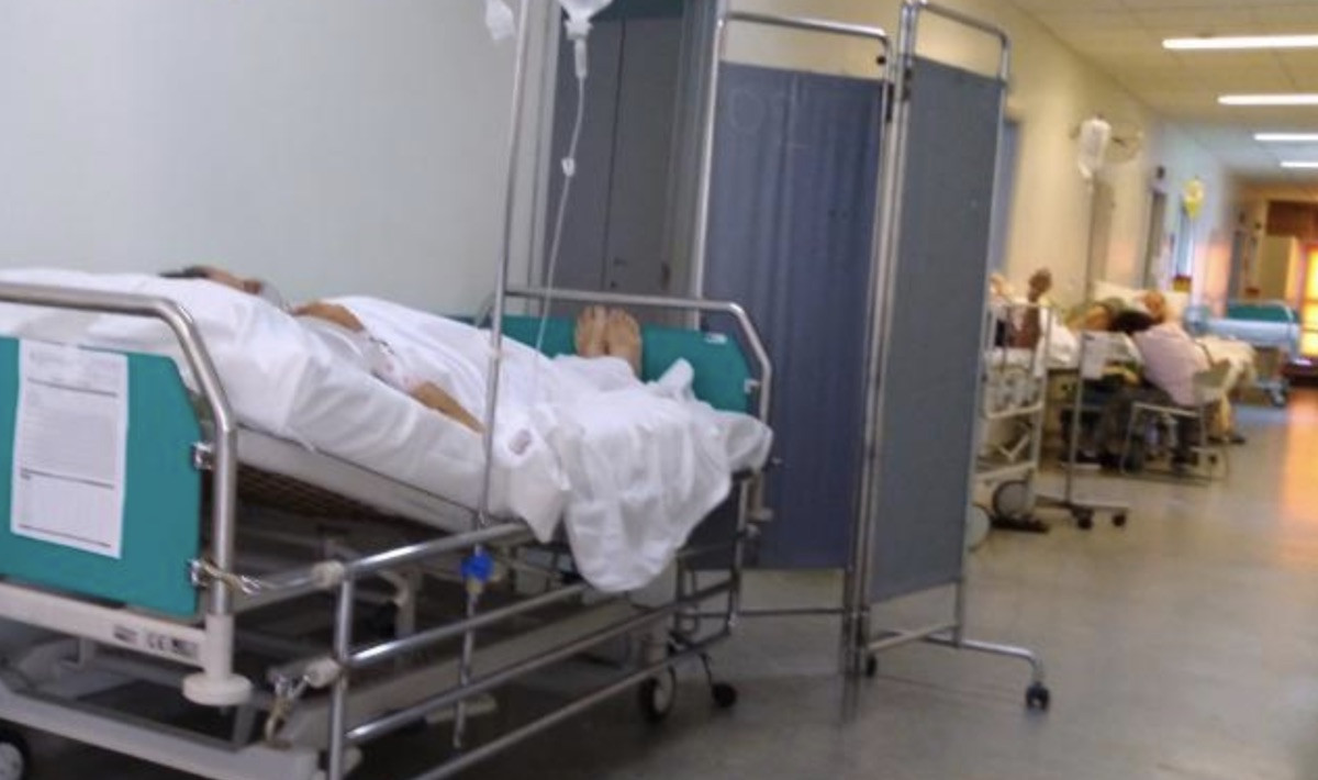 Υγειονομική βόμβα στο Αττικόν: «Συνωστισμός» ράντζων στους διαδρόμους