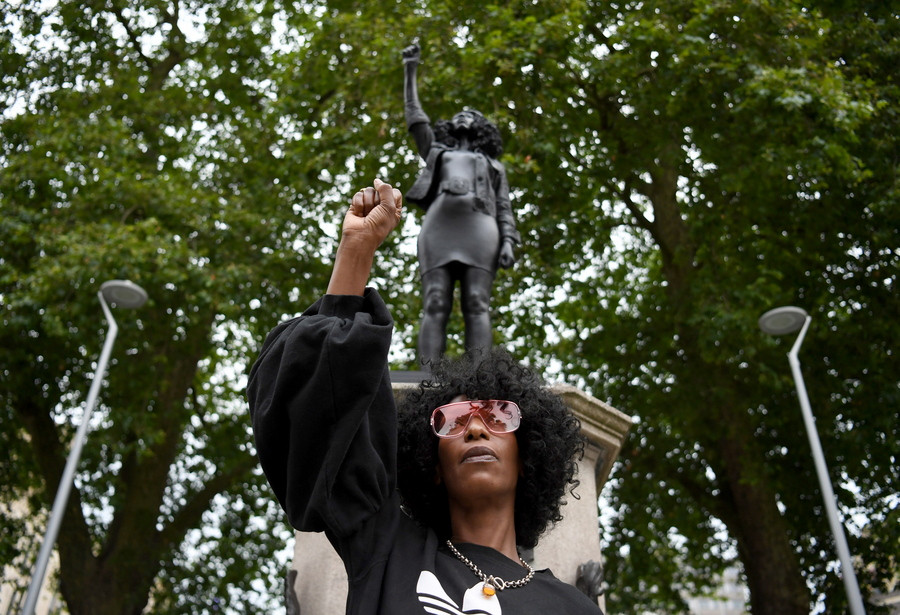 Άγαλμα διαδηλώτριας του Black Lives Matter στη θέση του δουλέμπορου Κόλστον [Βίντεο]