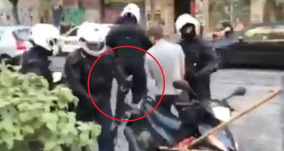 Αστυνομικοί «φυτεύουν» μολότοφ σε σακίδιο διαδηλωτή; [Βίντεο]