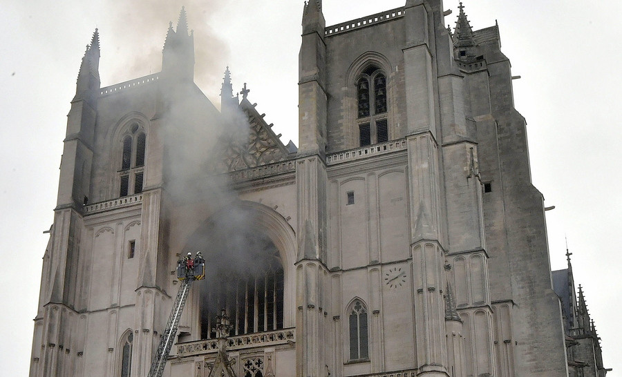 Έρευνα για εμπρησμό για τη φωτιά στον καθεδρικό της Νάντης