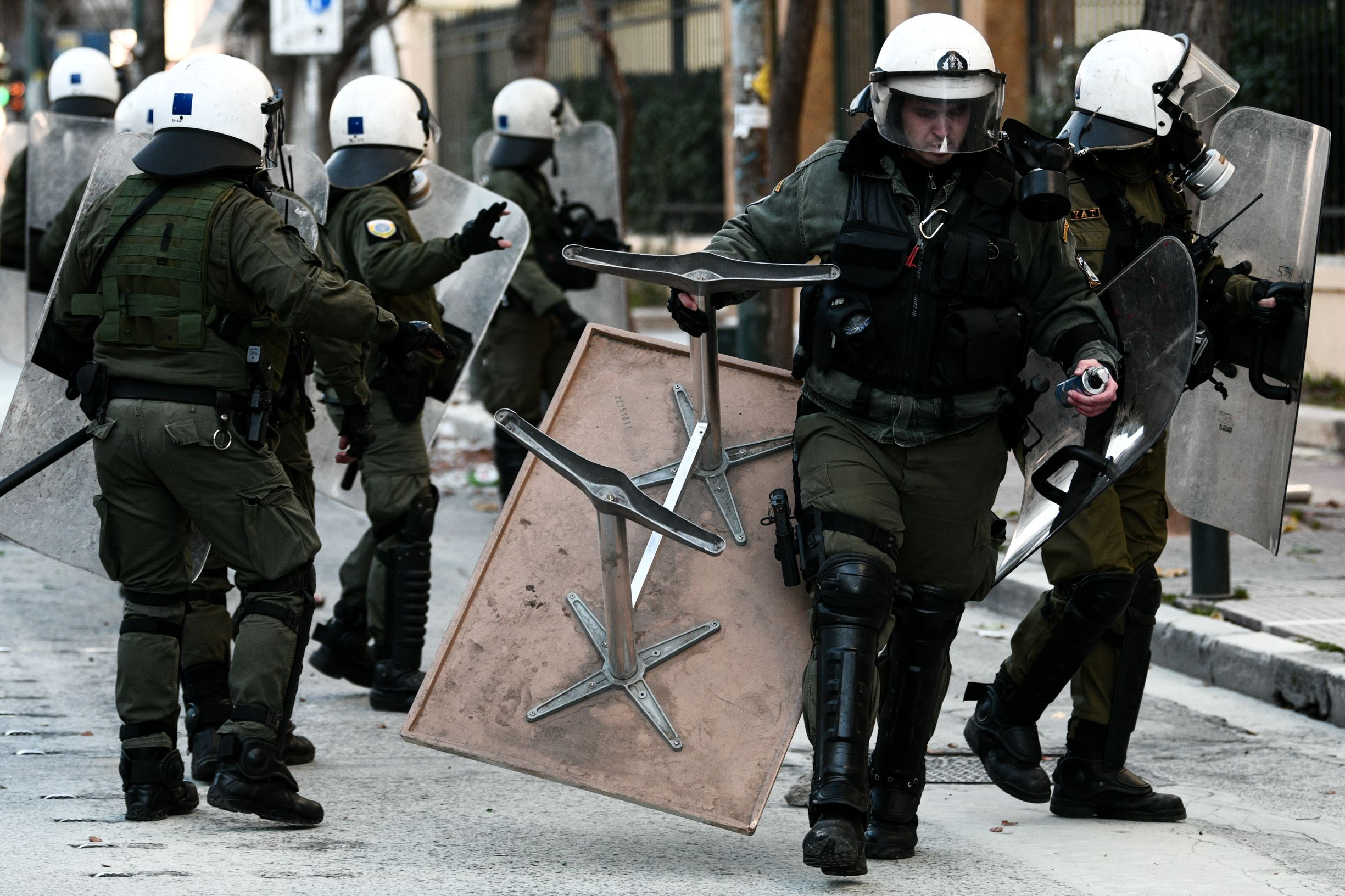 La Libre: Η ελληνική κυβέρνηση περιορίζει δικαιώματα με πρόσχημα την πανδημία