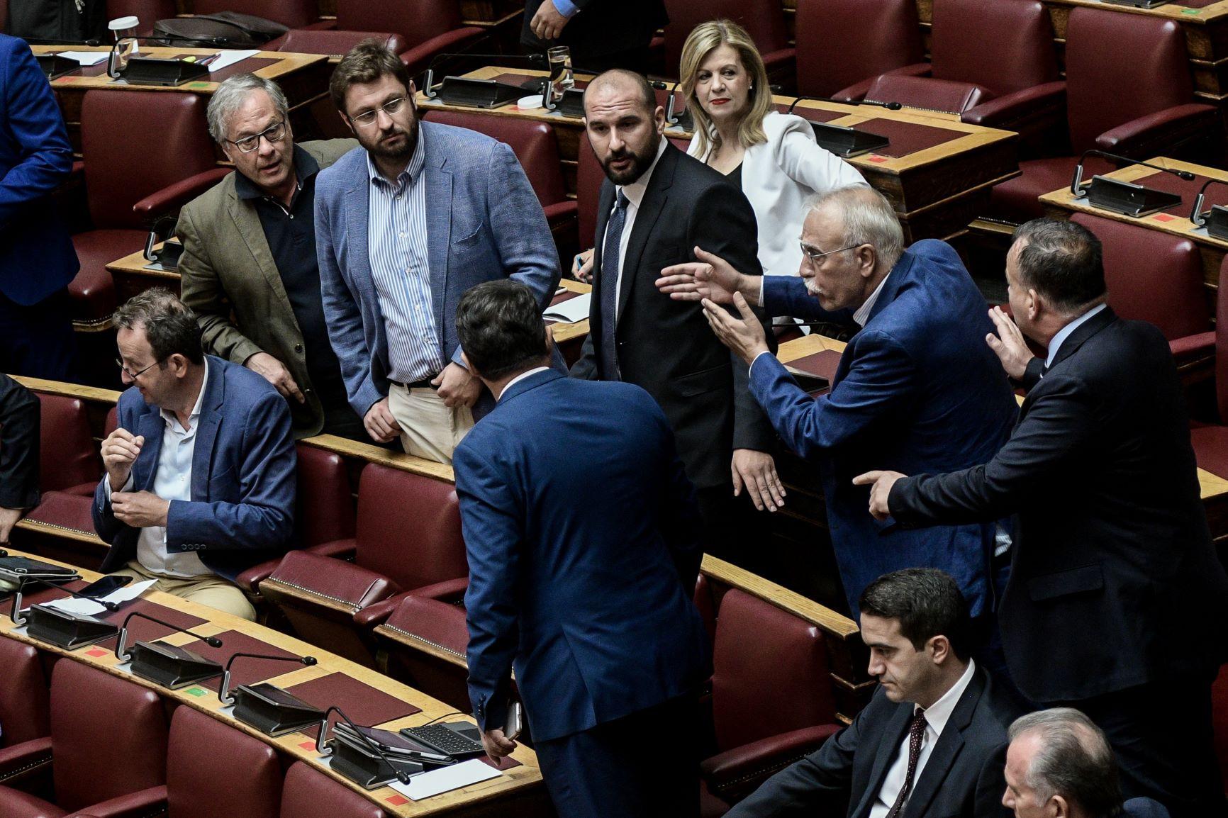 Επεισόδιο μεταξύ Μάρκου – Κωνσταντινόπουλου στη Βουλή οδήγησε στην προσωρινή διακοπή της συνεδρίασης