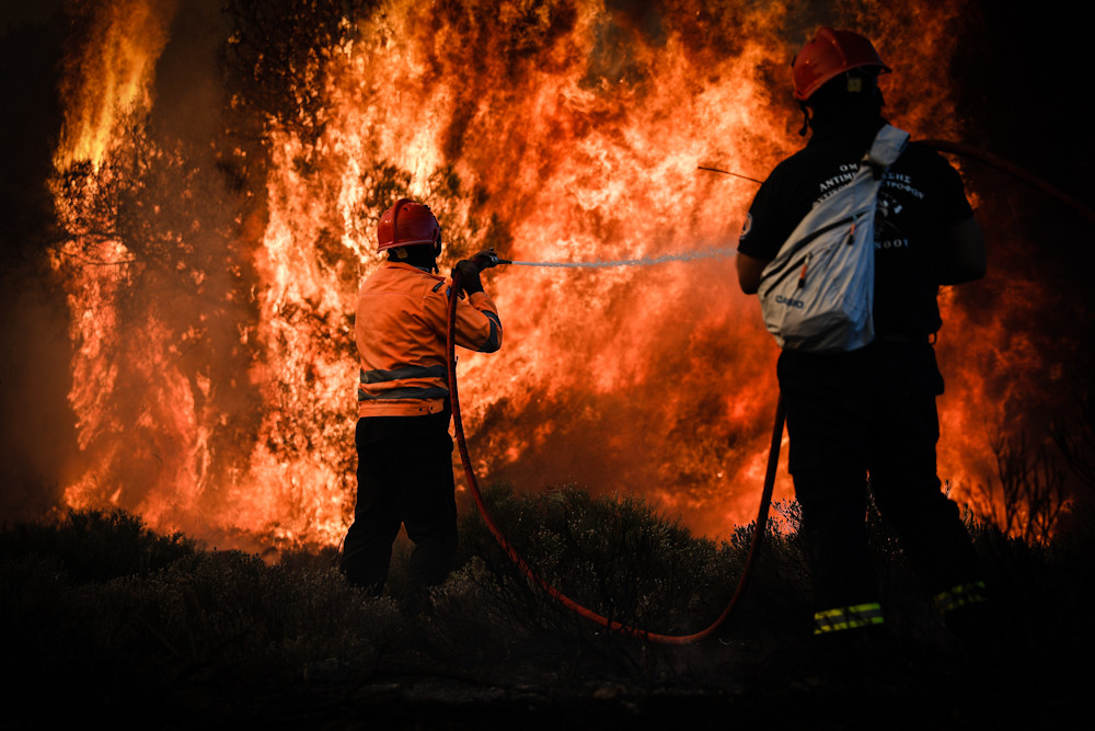 Ανεξέλεγκτη η φωτιά στις Κεχριές – Μέσα στα σπίτια οι φλόγες [Βίντεο]