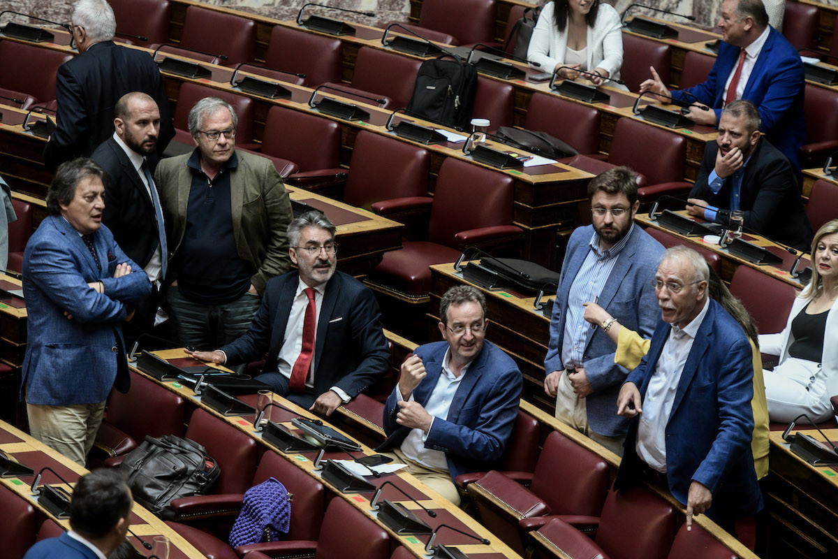 Αποχώρησε ο ΣΥΡΙΖΑ από την ψηφοφορία για τον Παπαγγελόπουλο – Έμειναν μόνοι ΝΔ και ΚΙΝΑΛ