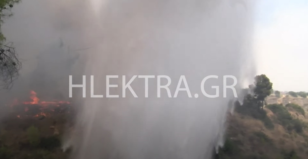 Πυρκαγιά στις Κεχριές: Ελικόπτερο άδειασε το νερό πάνω σε καμεραμάν