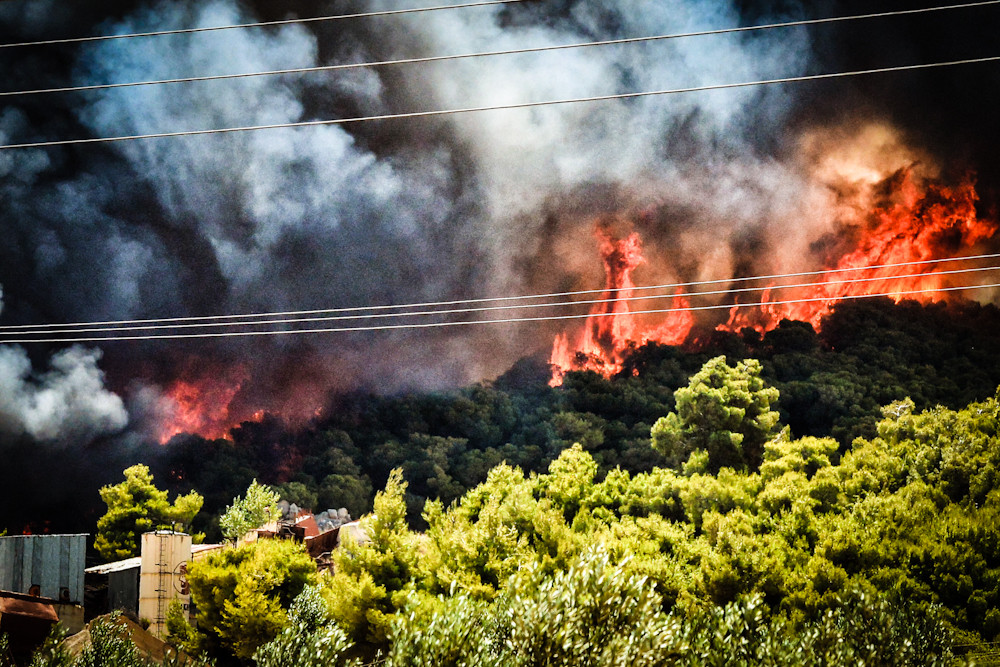 Εκτός ελέγχου η φωτιά στην Κόρινθο με μέτωπο 30 χλμ [Βίντεο]