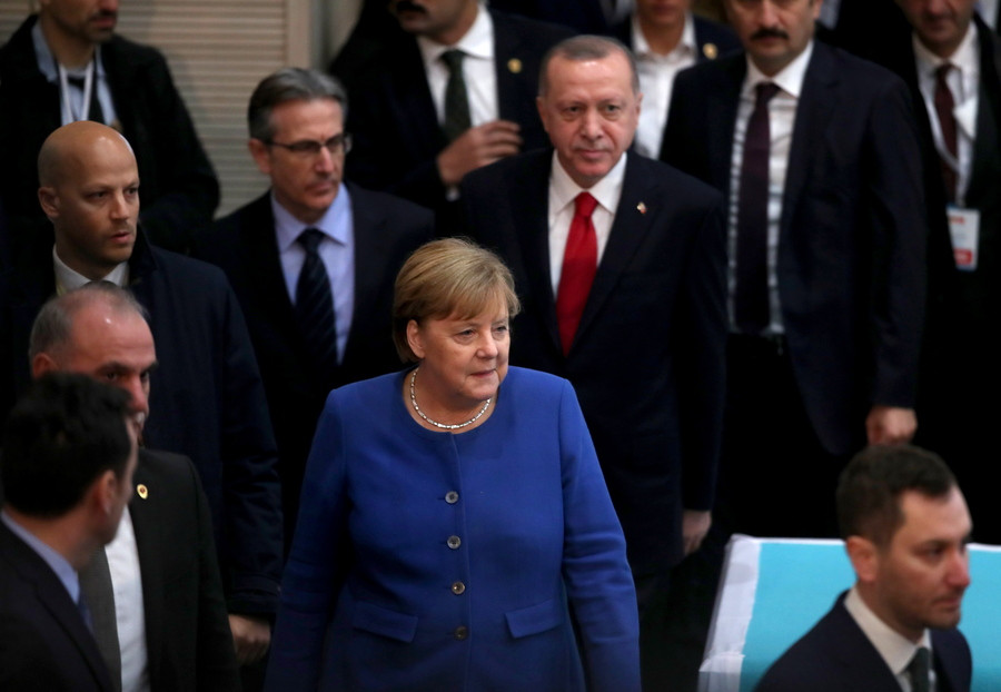 Το Βερολίνο διαψεύδει τα σενάρια πολέμου, επιβεβαιώνει την παρέμβαση