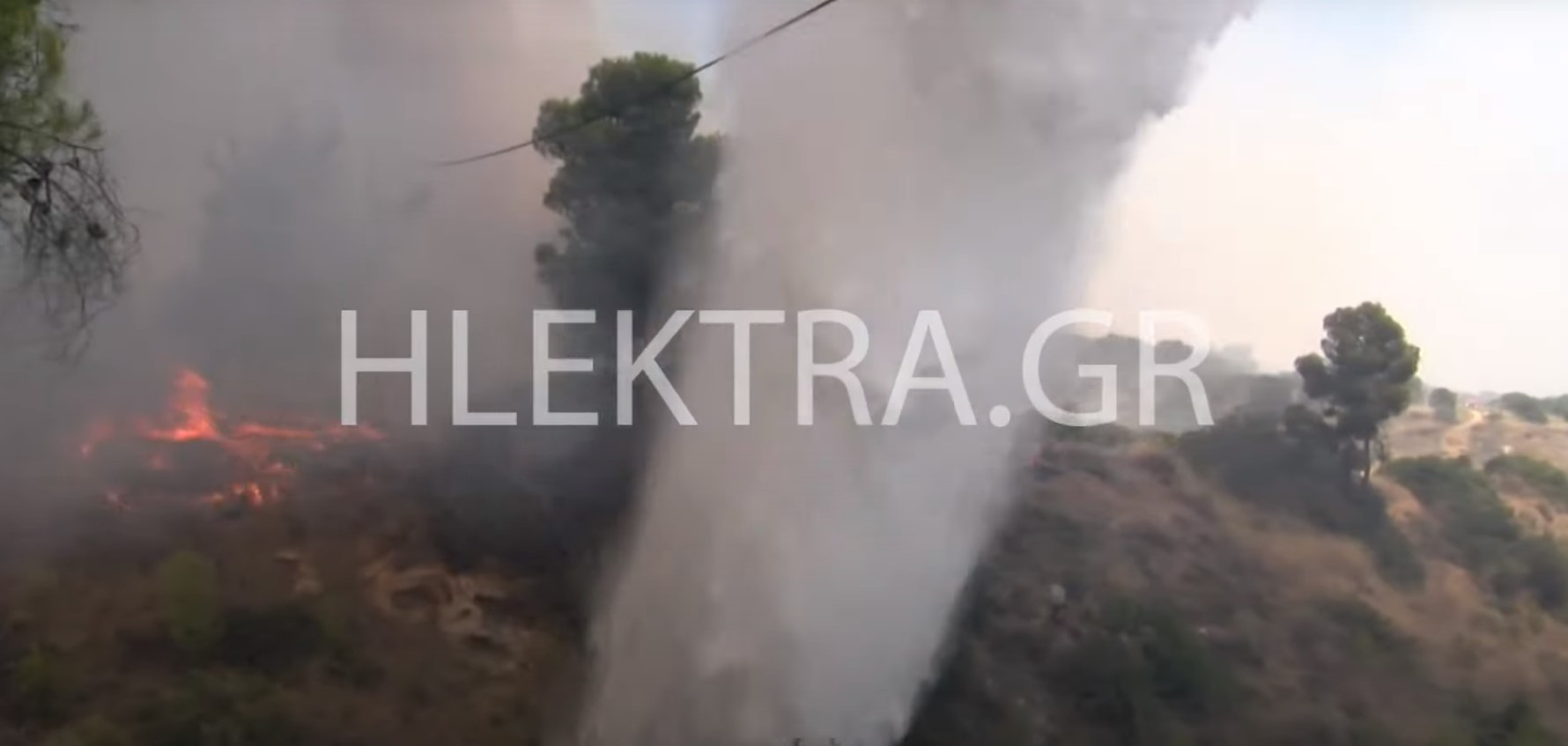 Πυροσβεστικό ελικόπτερο στην Κορινθία «λούζει» εικονολήπτη [Βίντεο]
