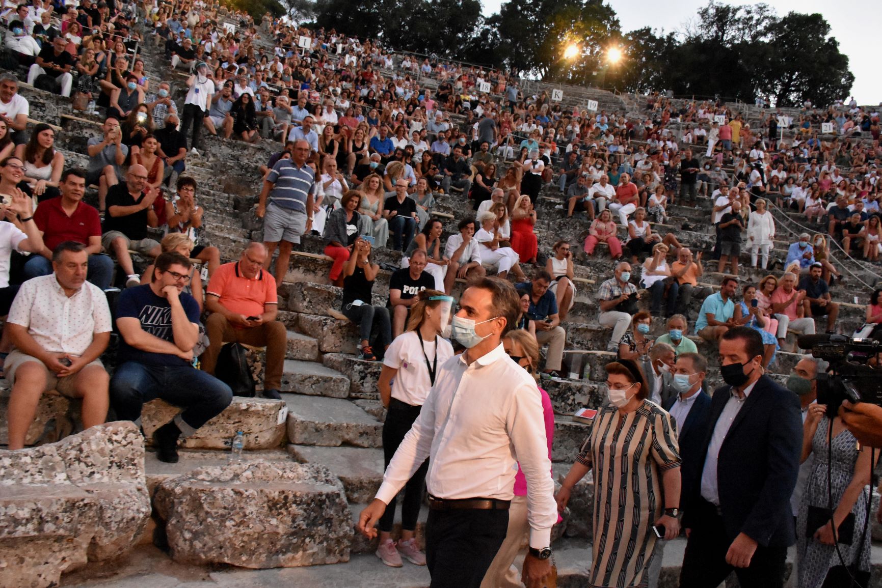 Θέλω κότερα, ελικόπτερα, θέλω οικόπεδα. Έχω γούστα ακριβά