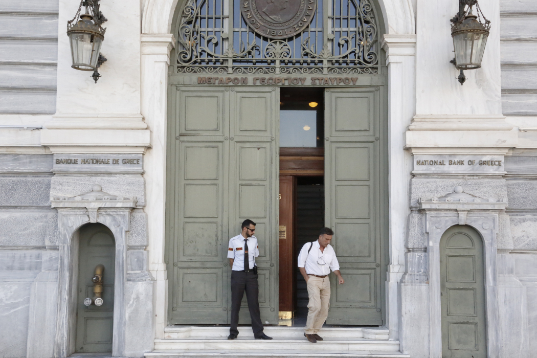 Στην «πόρτα της εξόδου» χιλιάδες τραπεζοϋπάλληλοι