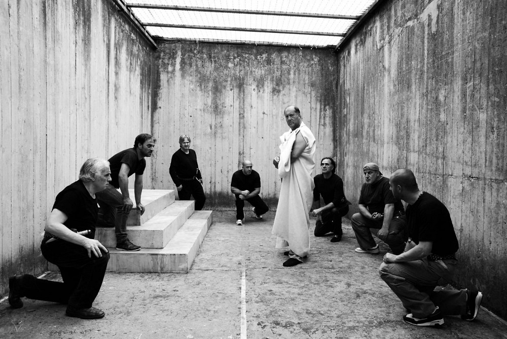 «Ο Καίσαρας Πρέπει να Πεθάνει»: Οι αδελφοί Ταβιάνι σκηνοθετούν κρατουμένους των φυλακών σε ένα μοναδικό κινηματογραφικό πείραμα