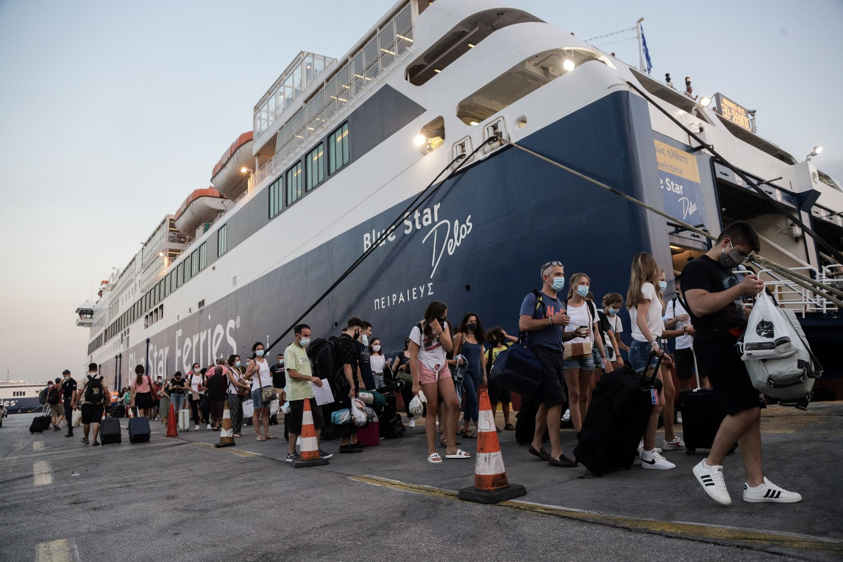 Αυξάνεται ο αριθμός των επιβατών στα πλοία, παρά την έξαρση των κρουσμάτων