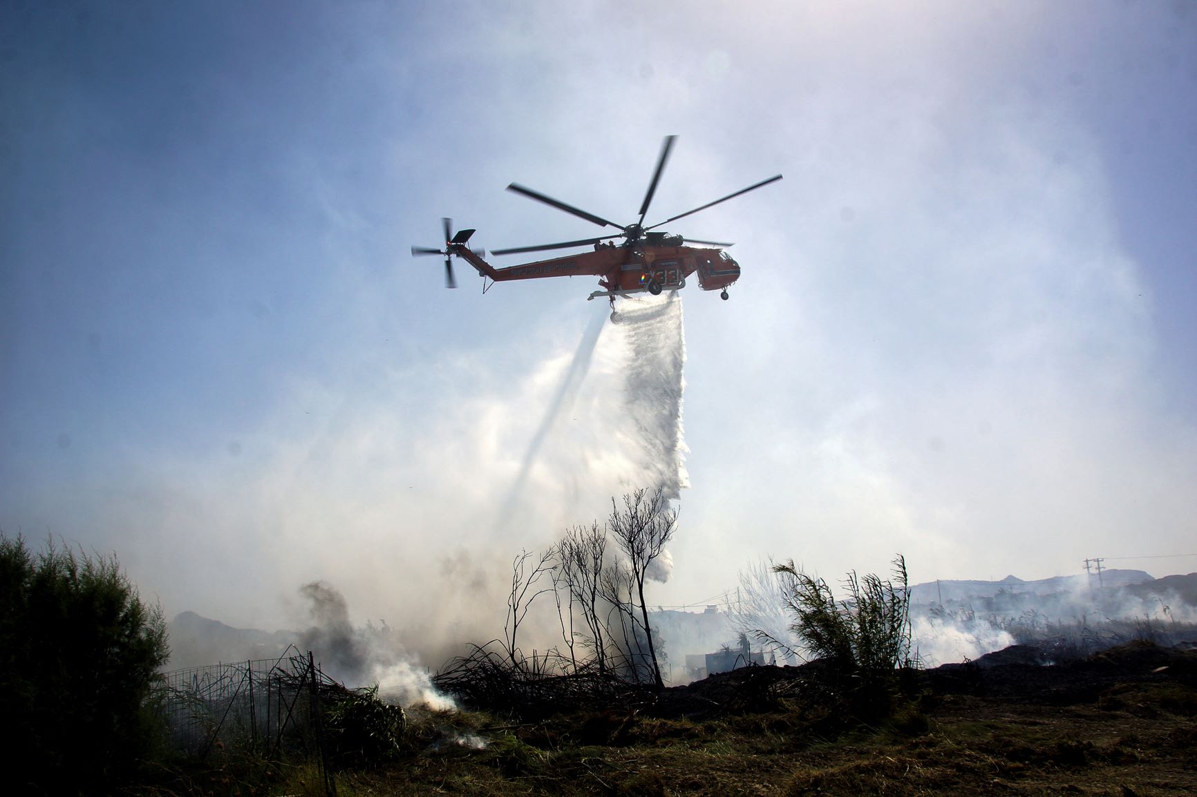 Κύθηρα: Διάσπαρτες εστίες καίνε στο νησί