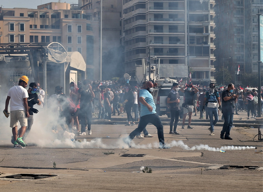 «Καζάνι που βράζει» η Βηρυτός – Εισβολή διαδηλωτών σε υπουργείο και τραυματισμοί από πλαστικές σφαίρες [Βίντεο]