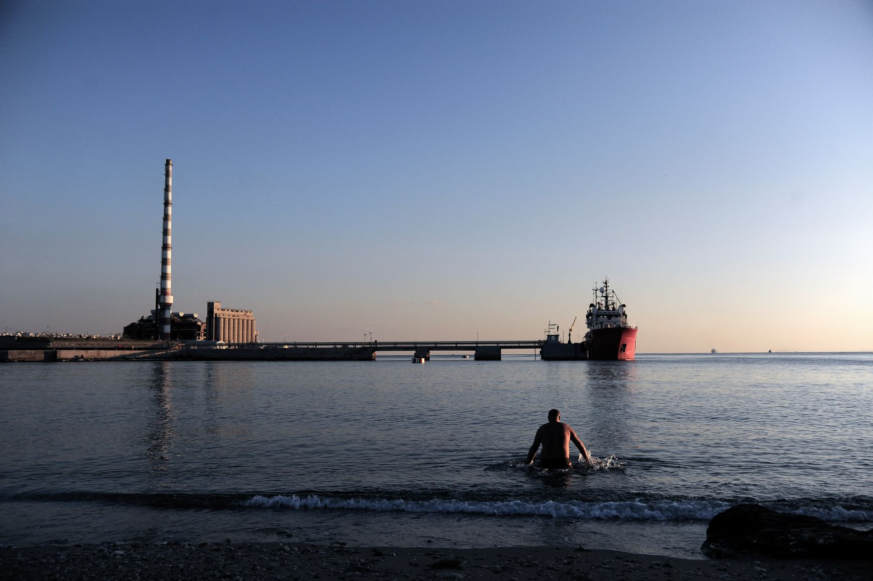 Tο υπουργείο Ναυτιλίας εγκρίνει την απόρριψη αποβλήτων στη θάλασσα της Δραπετσώνας