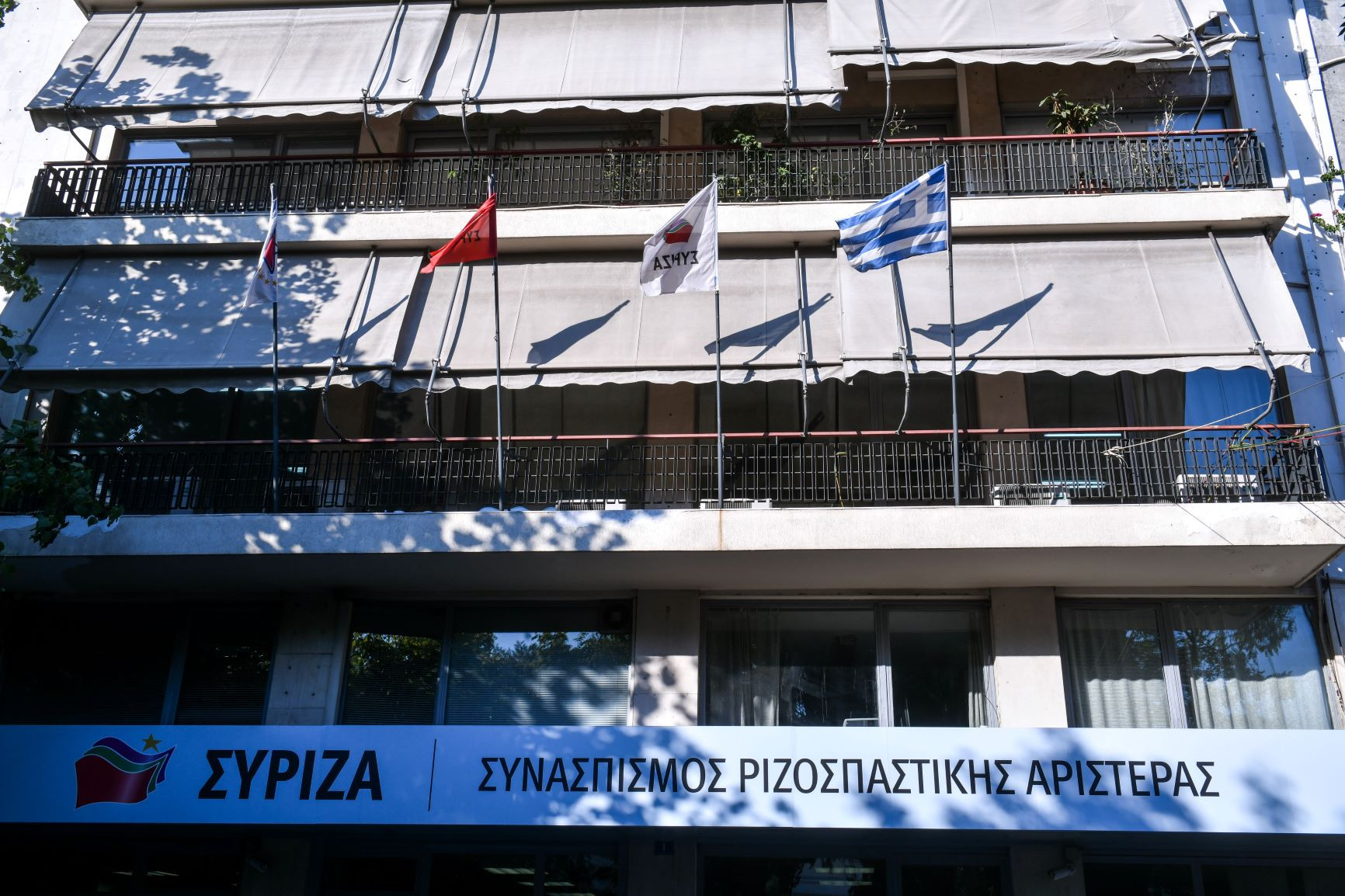 ΣΥΡΙΖΑ: Αναποτελεσματικά μέτρα, άνοιγμα σχολείων χωρίς σχέδιο και τάματα για εμβόλια