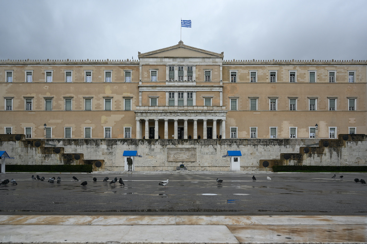Ο θερμός μήνας Αύγουστος, η κυβέρνηση και ο ΣΥΡΙΖΑ 