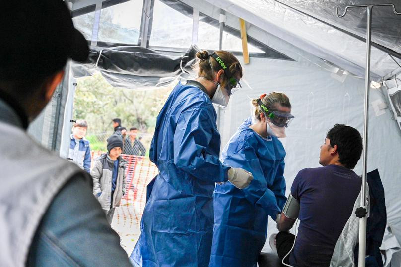 Γιατροί Χωρίς Σύνορα: «Ένα ντους για 600 πρόσφυγες. Πως να προστατευθούν από τον κοροναϊό;»