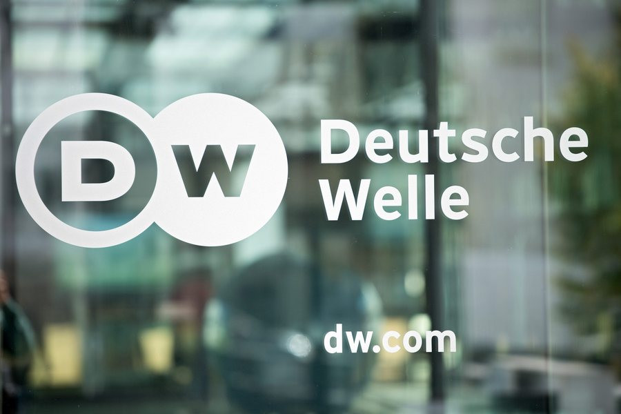 Απόπειρα χειραγώγησης (και) της Deutsche Welle από το Μαξίμου