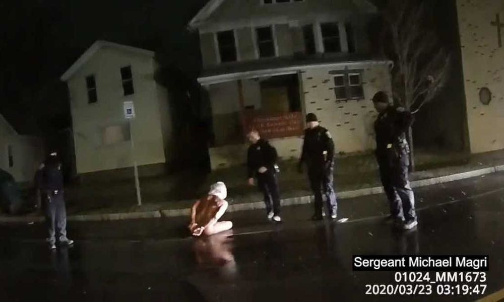 Νέο βίντεο – σοκ αστυνομικής βίας στις ΗΠΑ: Του φορούν κουκούλα, του πιέζουν το κεφάλι στο δρόμο, καταλήγει νεκρός