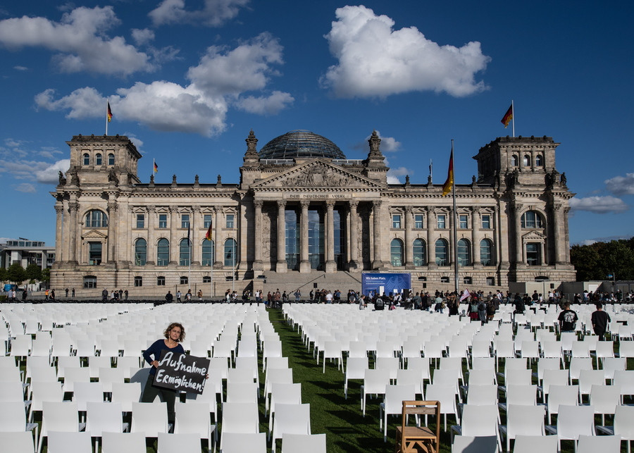 13.000 καρέκλες έξω από τη γερμανική Βουλή για τους πρόσφυγες της Μόριας