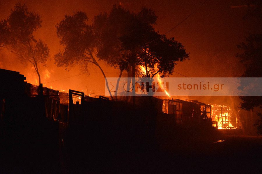 Στις φλόγες η Μόρια: Καταστράφηκε ο καταυλισμός, στο δρόμο χιλιάδες πρόσφυγες