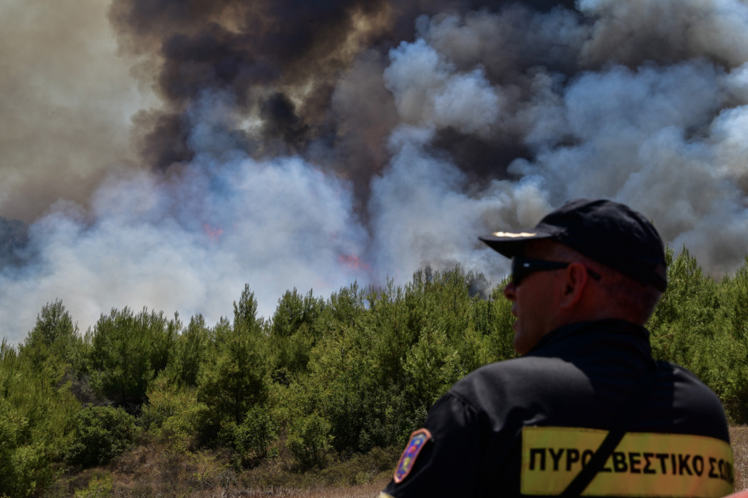 Πυρκαγιά στα Καλύβια – Εκκενώθηκε οικισμός